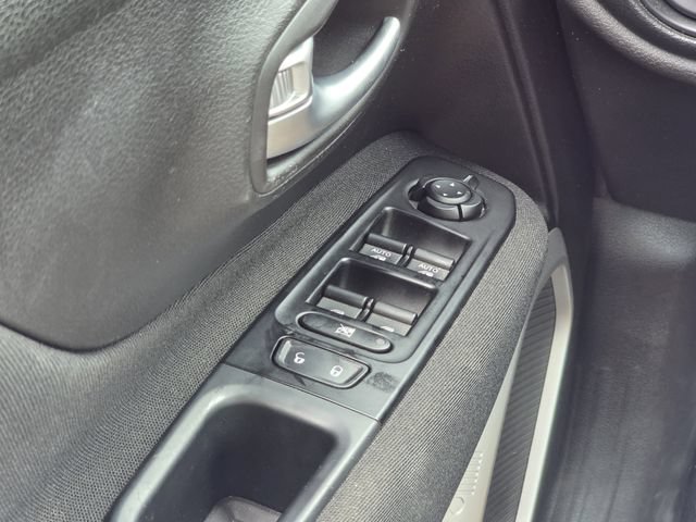 Used 2021 Jeep Renegade Latitude FWD image 16
