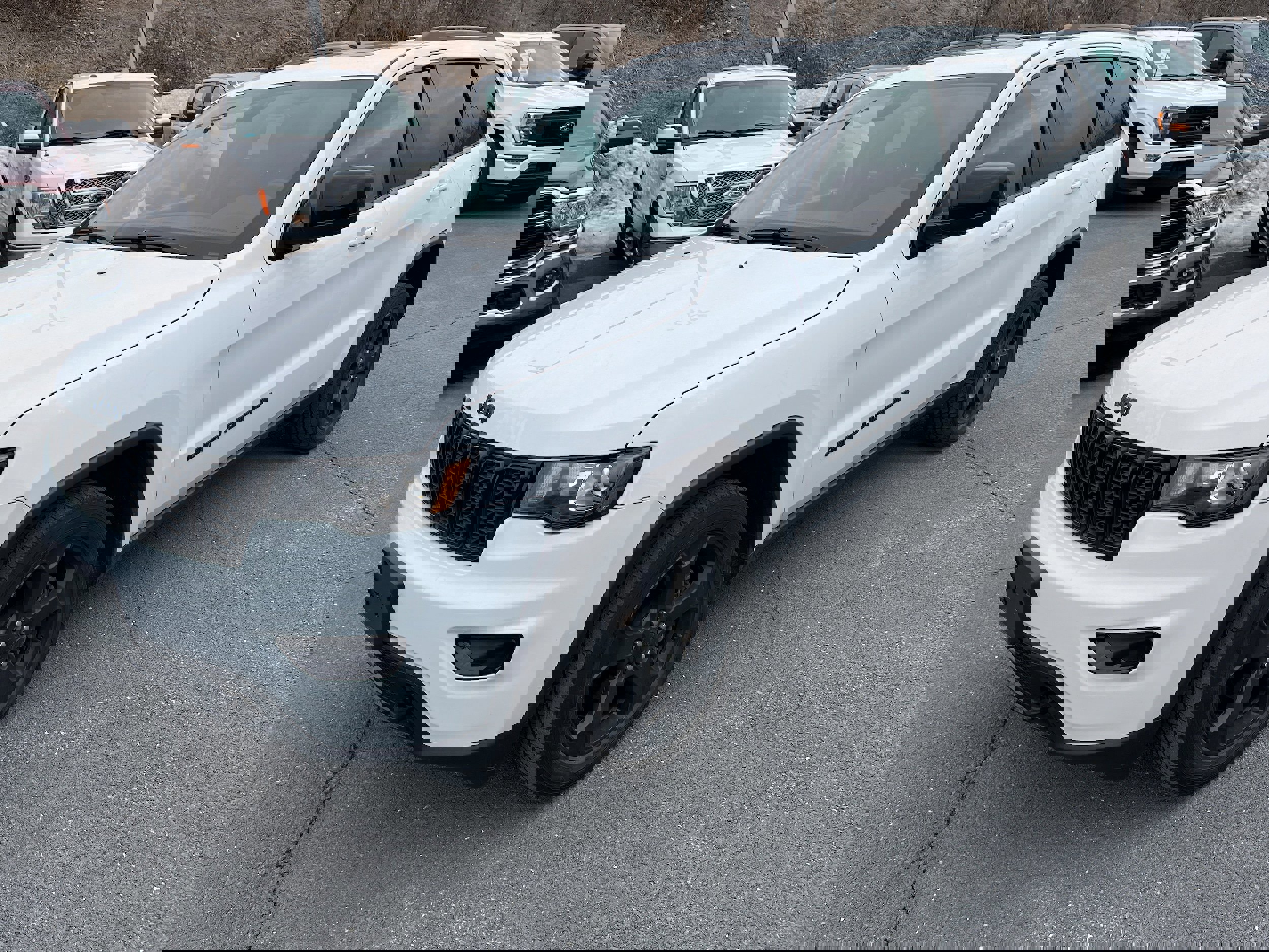 Used 2019 Jeep Grand Cherokee Laredo image 2