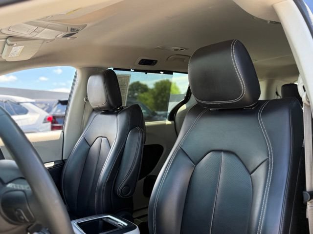 Used 2023 Chrysler Pacifica Touring-L FWD image 13