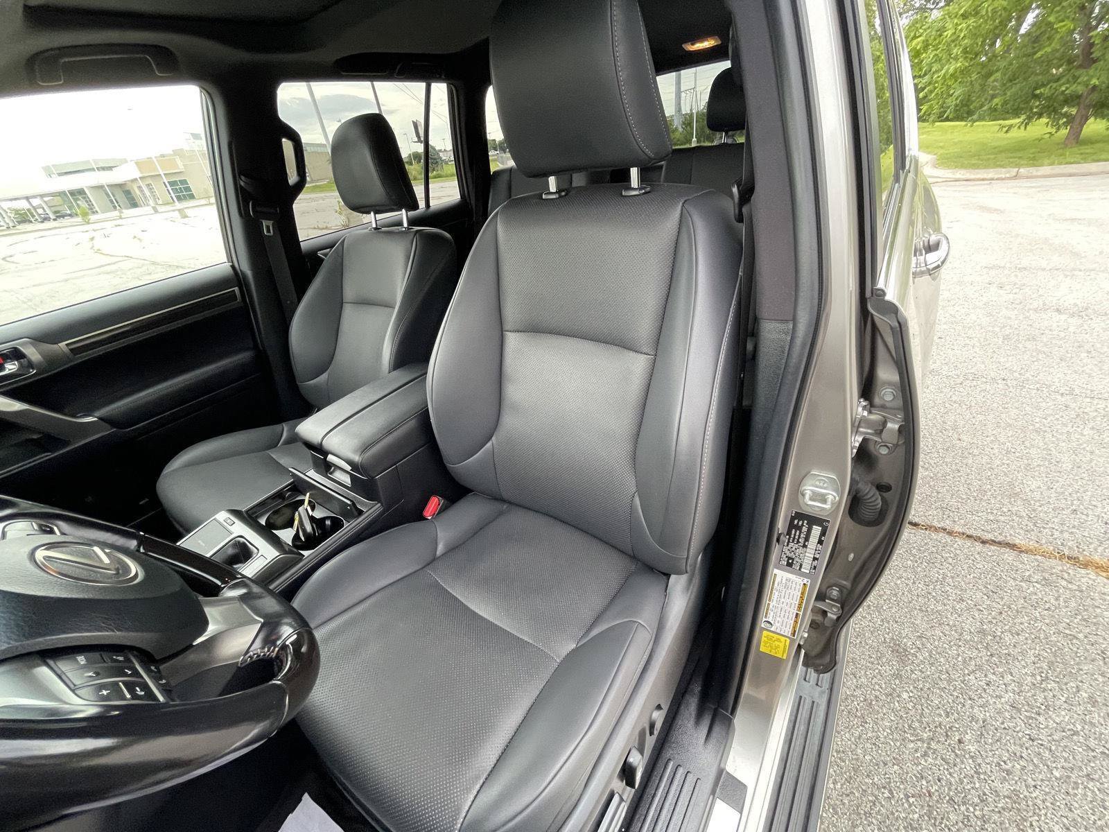 Used 2022 Lexus GX 460 Premium w/ Accessory Package AWD/4WD image 18