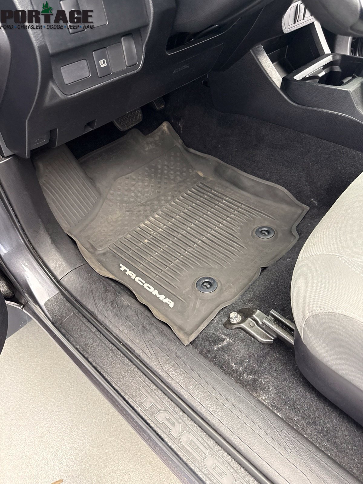 Used 2020 Toyota Tacoma SR5 AWD/4WD image 11