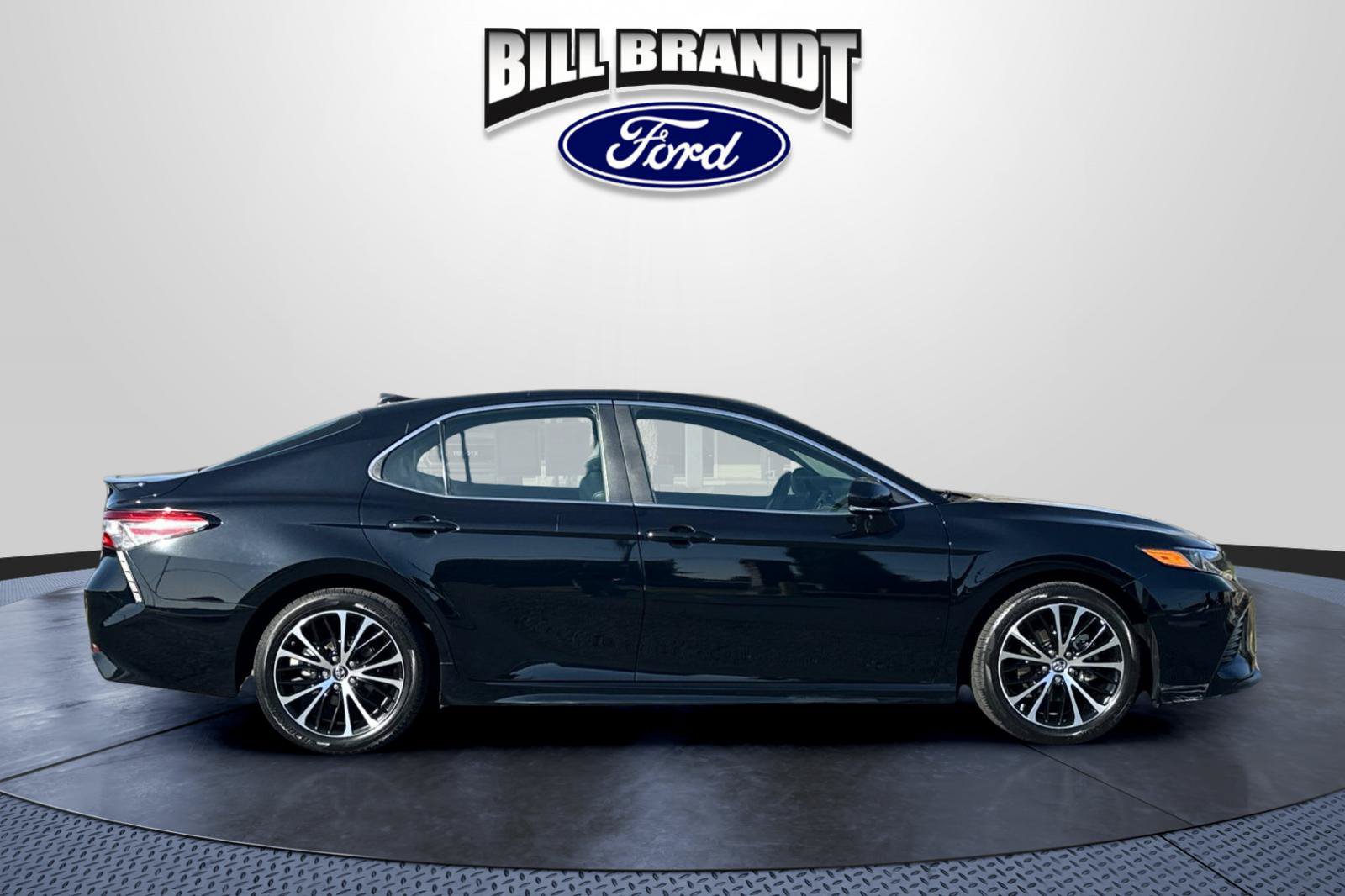 Used 2019 Toyota Camry SE w/ Convenience Package FWD image 2