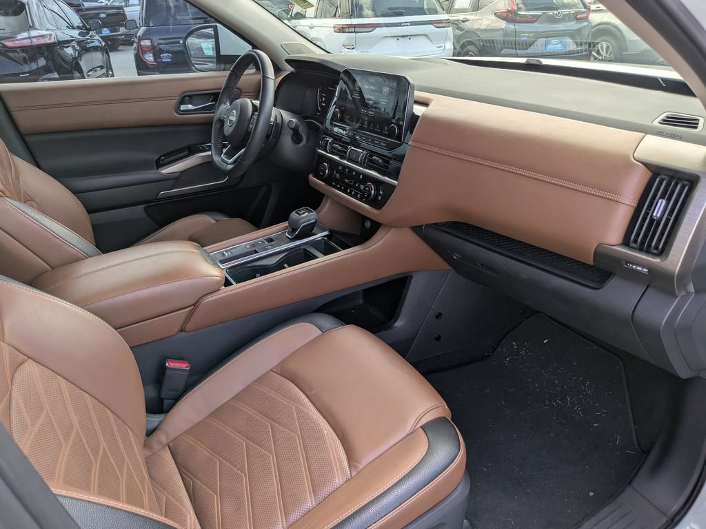 Used 2024 Nissan Pathfinder Platinum w/ Black Appearance Package FWD image 13
