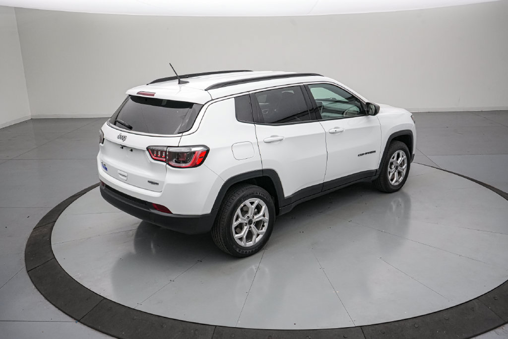 Used 2025 Jeep Compass Latitude AWD/4WD image 4