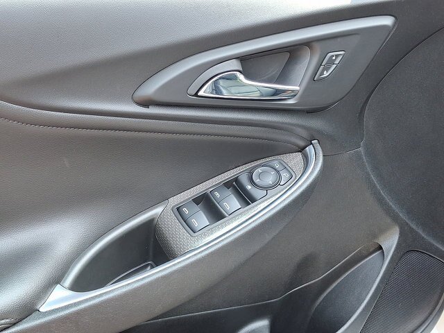 Used 2022 Chevrolet Malibu LT w/ Leather Package FWD image 2