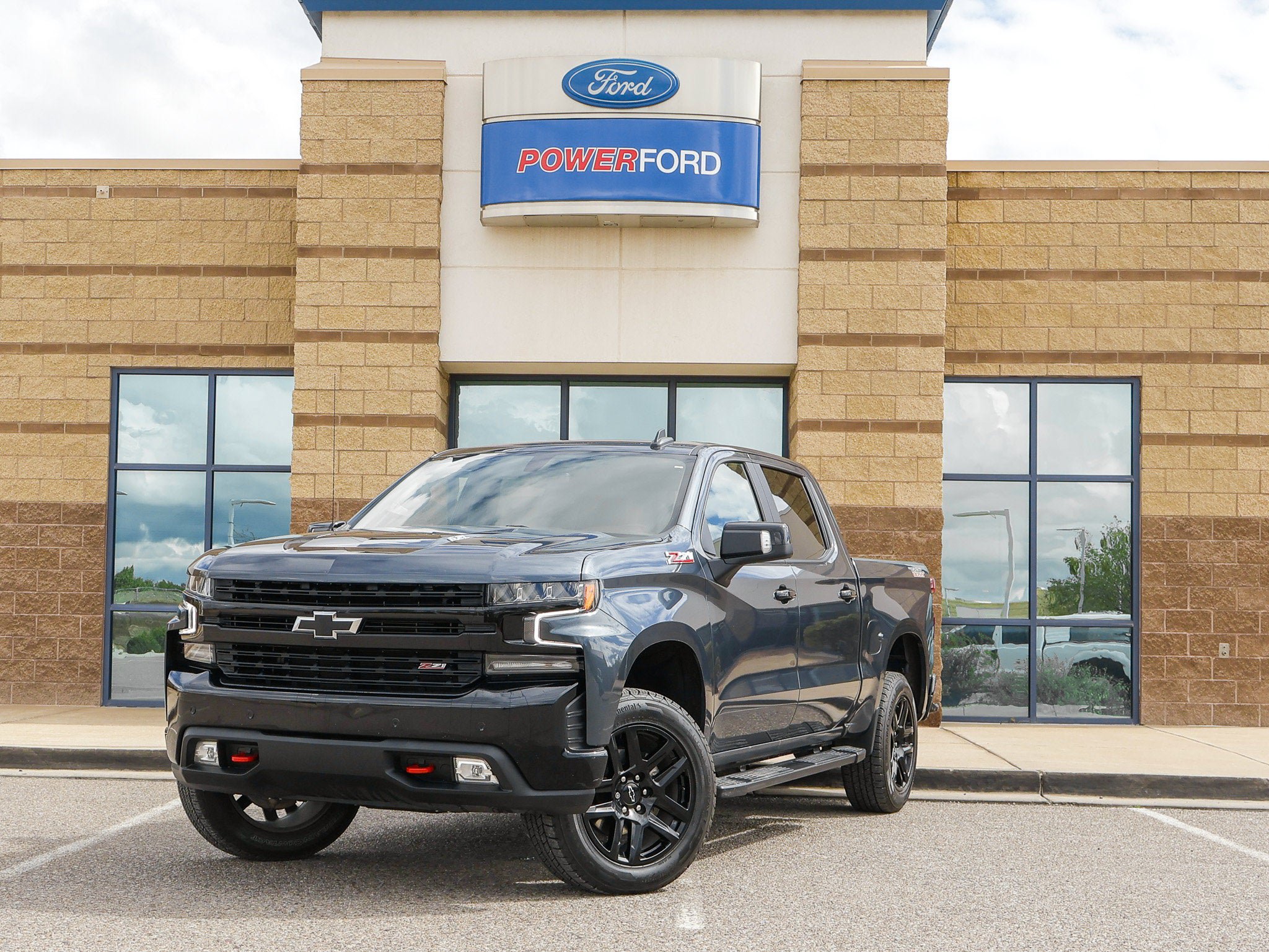 Used 2022 Chevrolet Silverado 1500 LT Trail Boss w/ Safety Package AWD/4WD image 2