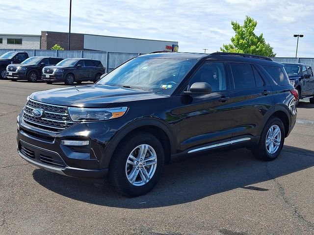 Certified 2023 Ford Explorer XLT w/ Equipment Group 202A AWD/4WD image 3