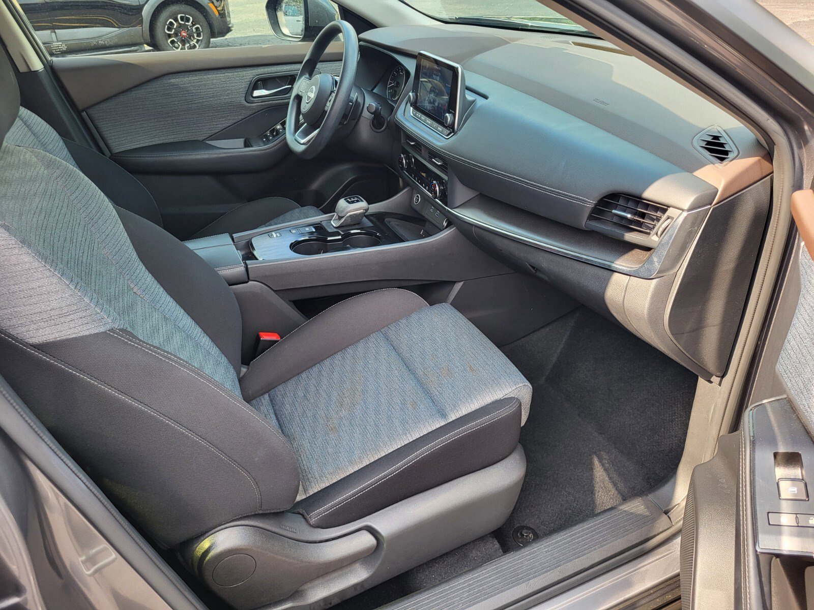 Used 2023 Nissan Rogue SV FWD image 13