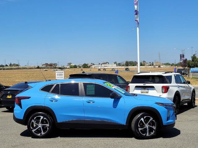 Used 2024 Chevrolet Trax RS w/ Sunroof Package FWD image 3