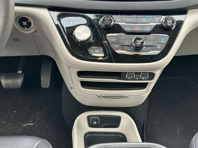 Used 2024 Chrysler Pacifica Touring-L FWD image 15
