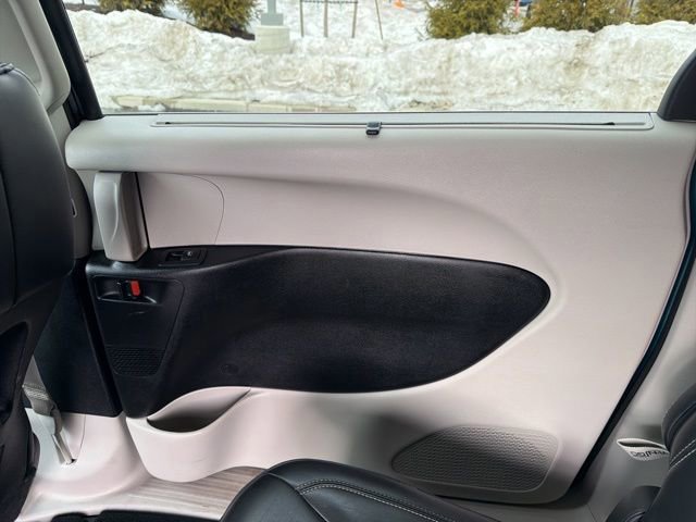 Used 2023 Chrysler Pacifica Touring-L image 28