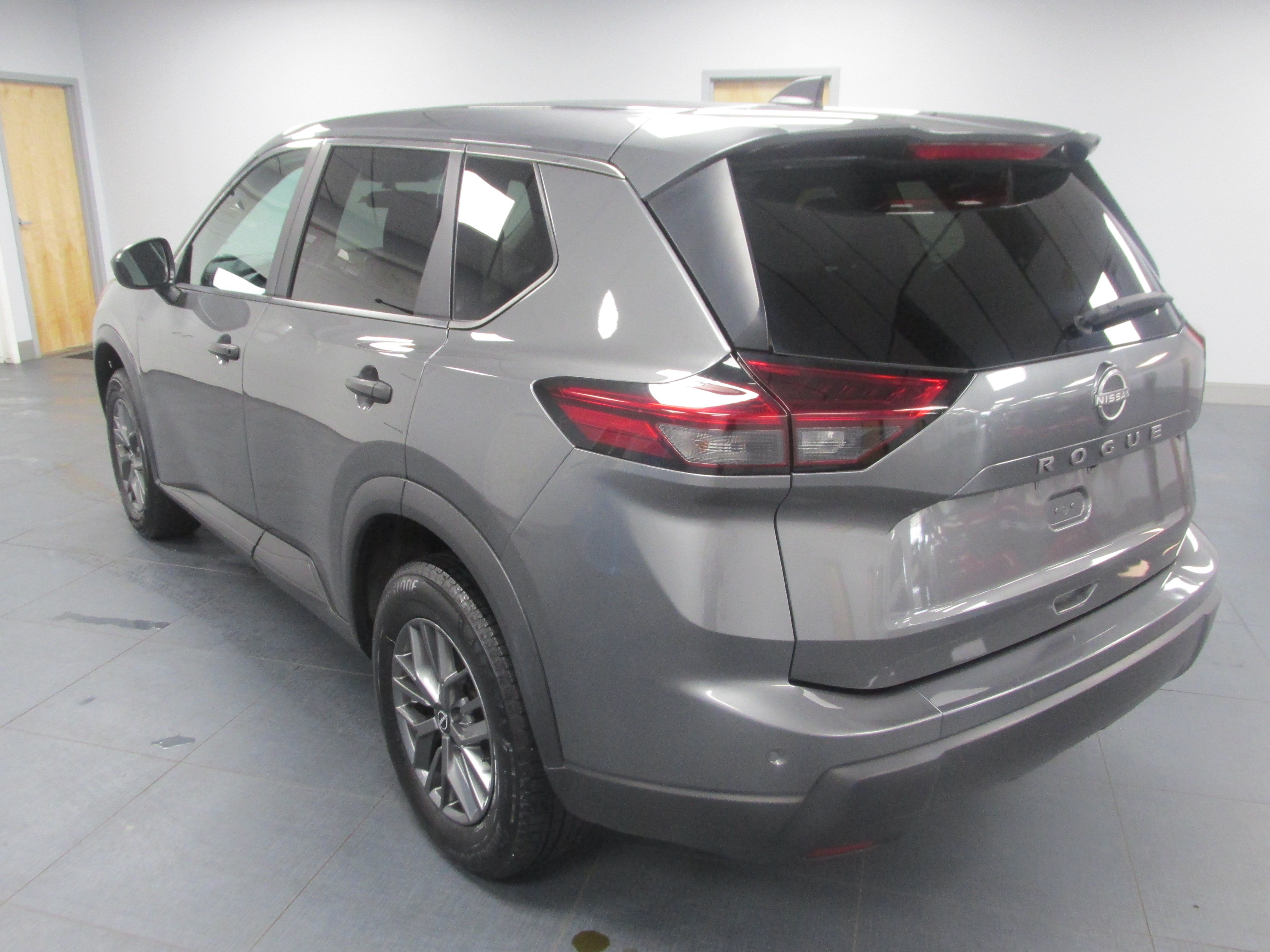 Used 2024 Nissan Rogue S FWD image 7