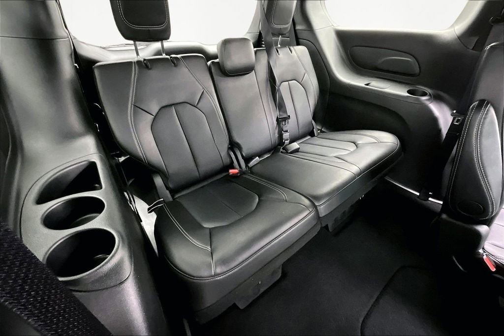 Used 2025 Chrysler Pacifica Select image 28