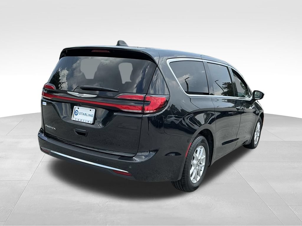 Used 2023 Chrysler Pacifica Touring-L FWD image 11