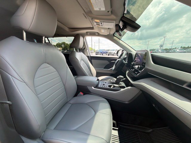 Used 2024 Toyota Highlander XLE AWD/4WD image 26
