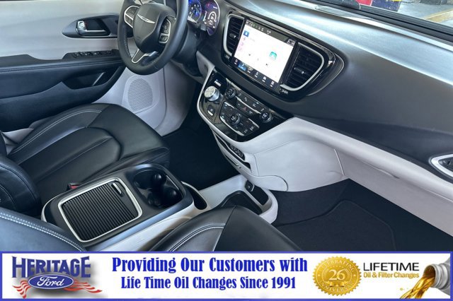 Used 2023 Chrysler Pacifica Touring-L image 17