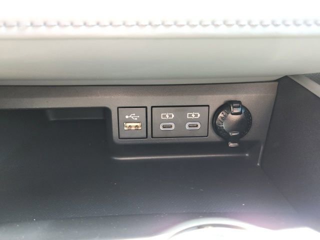 Used 2023 Toyota Highlander L image 25