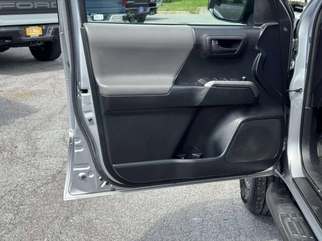 Used 2018 Toyota Tacoma SR5 w/ Four Season Floor Mat Package AWD/4WD image 14