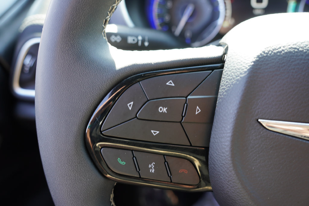 Used 2025 Chrysler Pacifica Limited FWD image 32