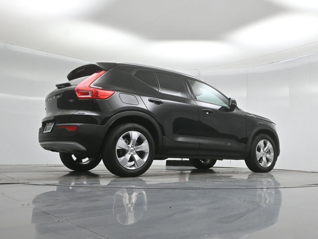 Used 2022 Volvo XC40 T5 Momentum image 46
