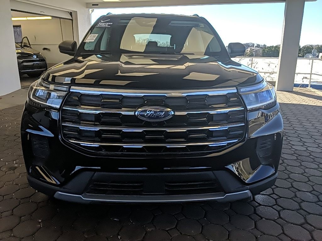 Certified 2025 Ford Explorer Active AWD/4WD image 2