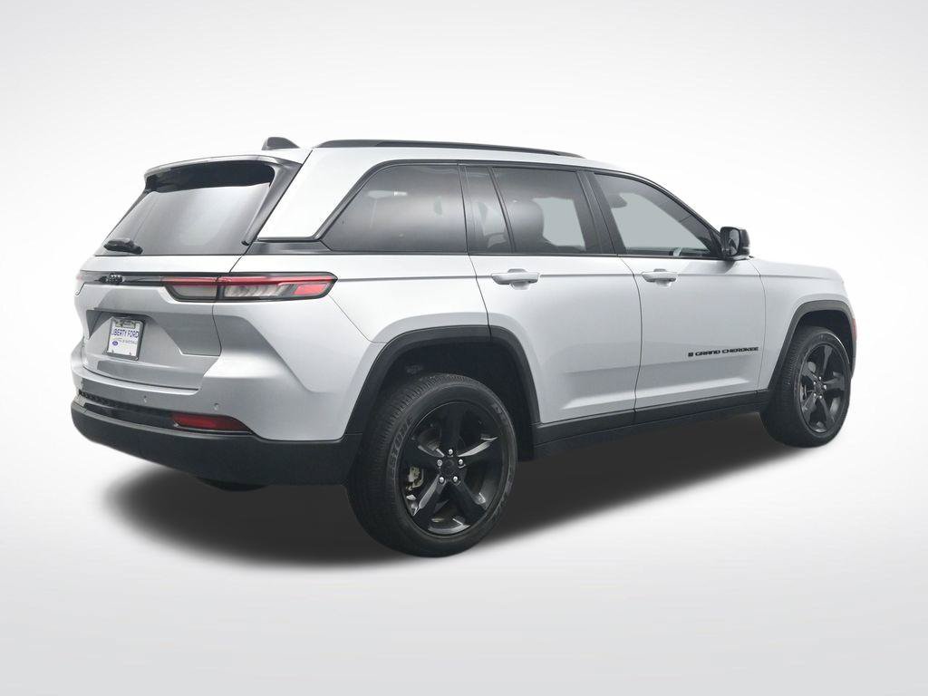 Used 2024 Jeep Grand Cherokee Altitude RWD image 6