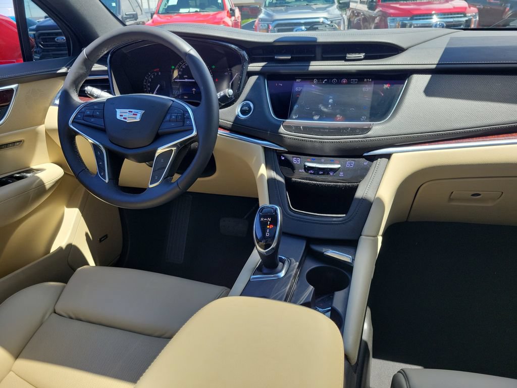 Used 2017 Cadillac XT5 Luxury w/ Driver Awareness Package AWD/4WD image 12