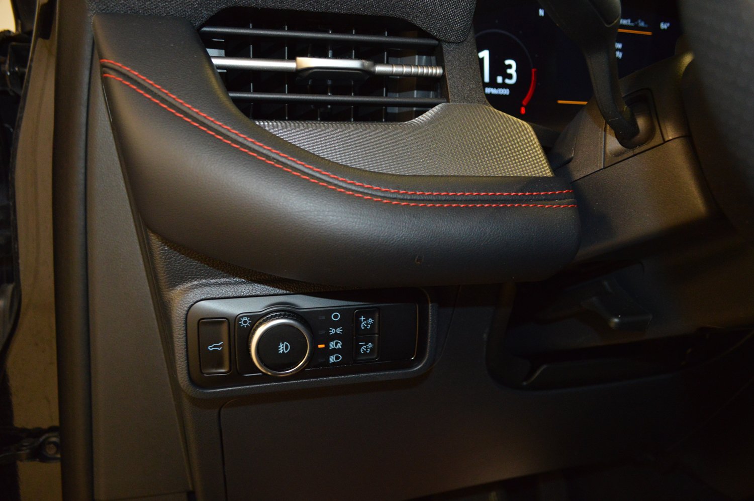 Certified 2025 Ford Explorer ST-Line AWD/4WD image 17