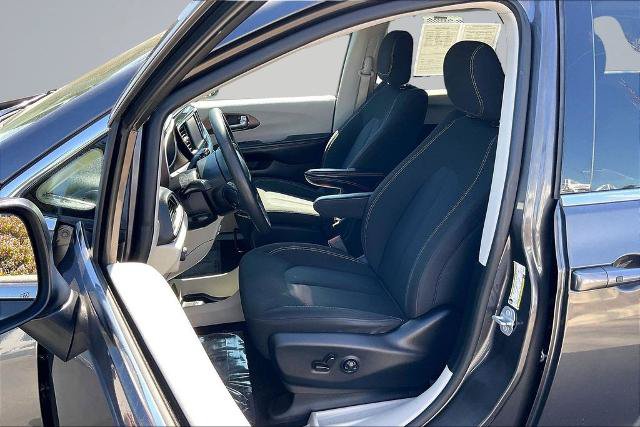 Used 2022 Chrysler Voyager LX FWD image 24