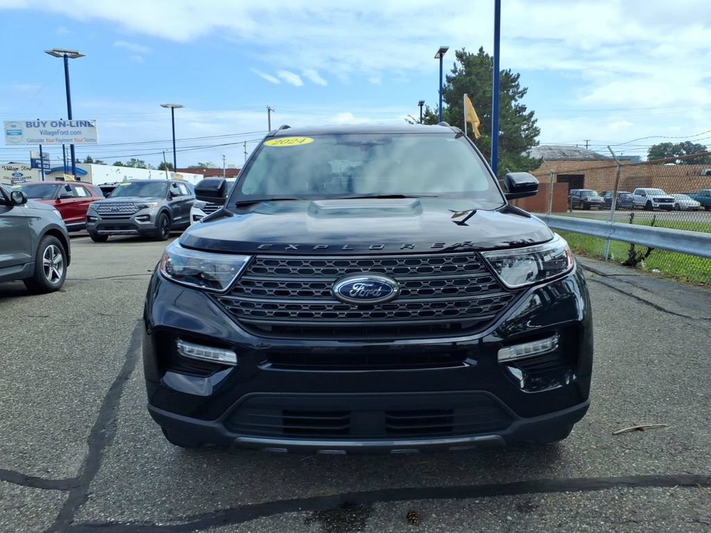 Certified 2024 Ford Explorer XLT w/ Equipment Group 202A AWD/4WD image 3