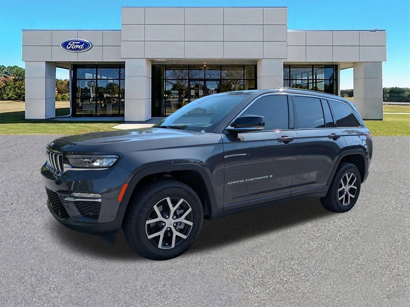 Used 2025 Jeep Grand Cherokee Limited w/ Luxury Tech Group II AWD/4WD image 4