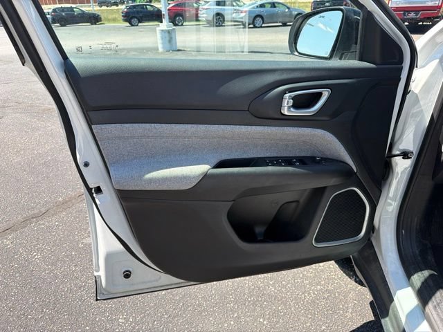 Used 2023 Jeep Compass Latitude AWD/4WD image 11