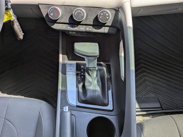 Used 2022 Hyundai Elantra SE FWD image 18
