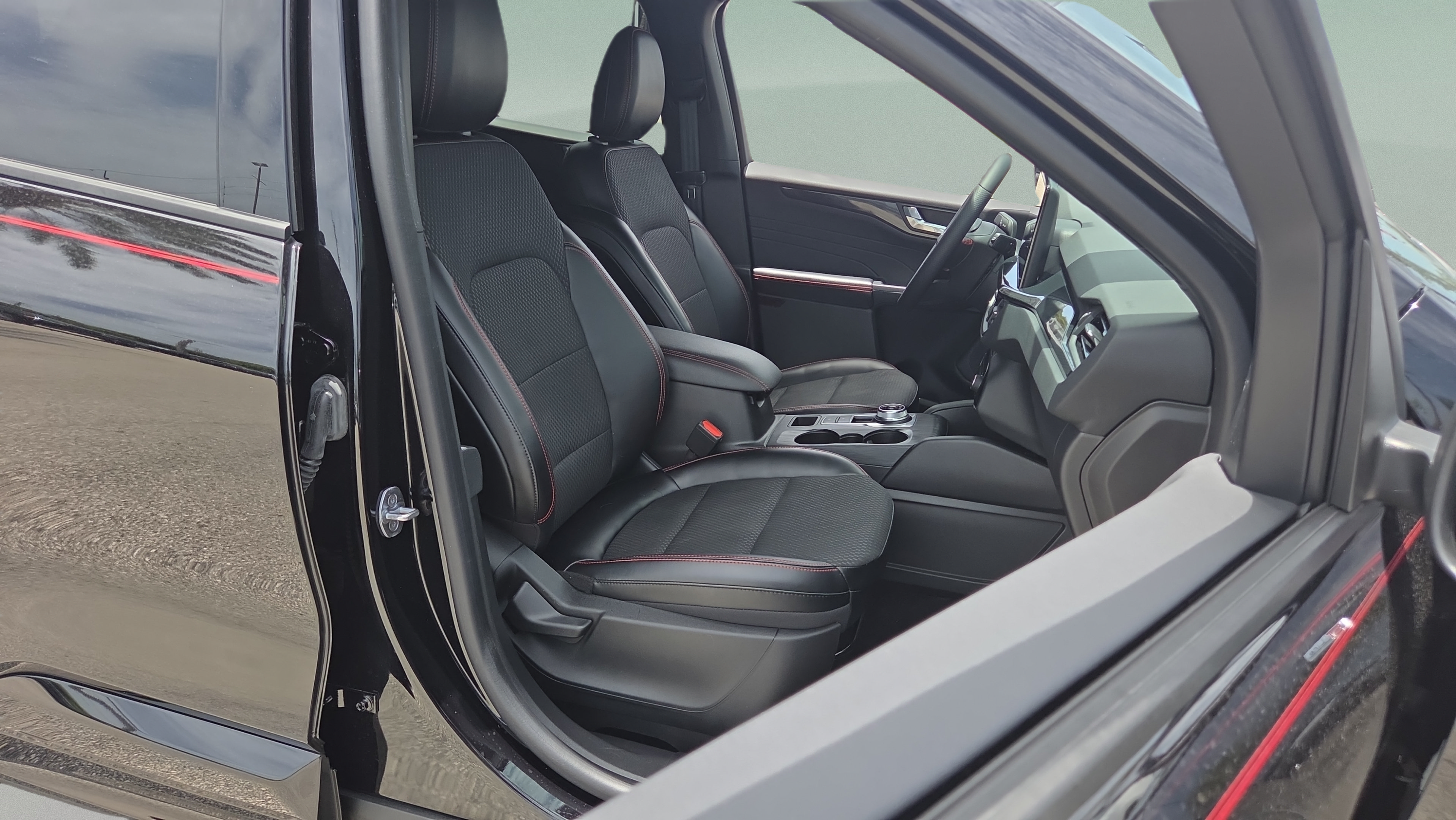 Certified 2023 Ford Escape ST-Line w/ Tech Pack #1 FWD image 17