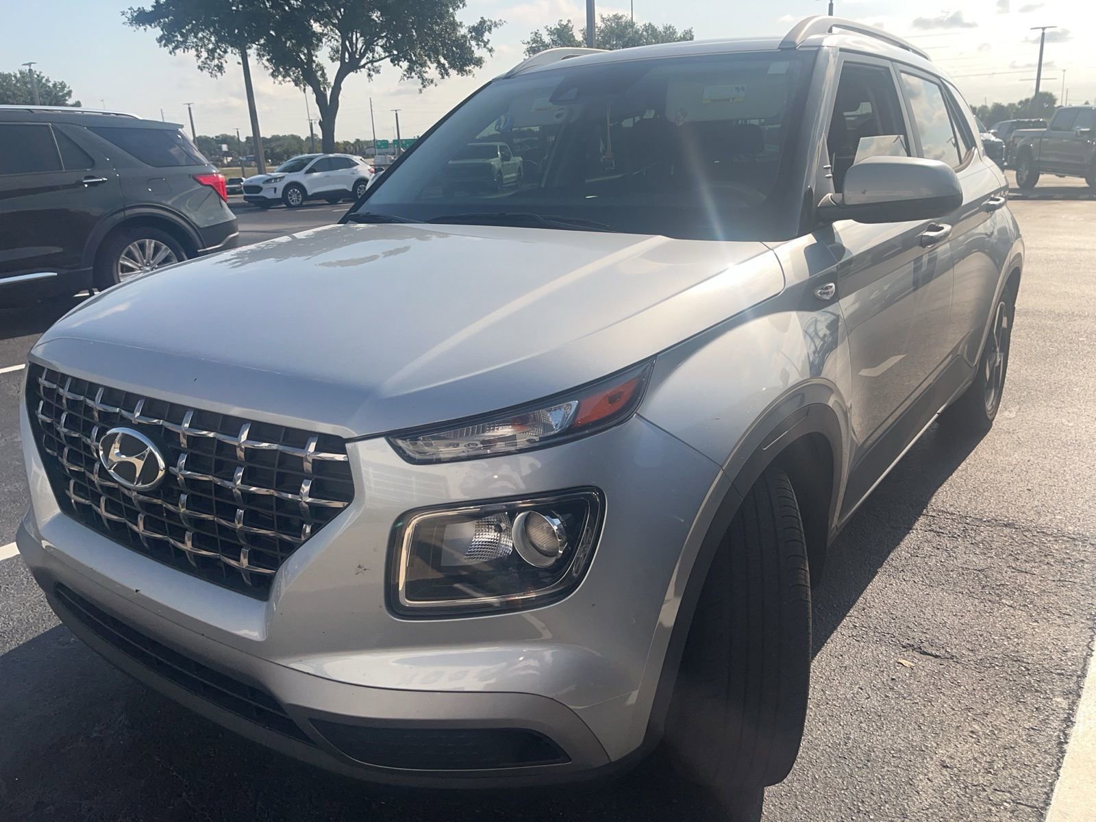 Used 2022 Hyundai Venue SEL FWD image 2