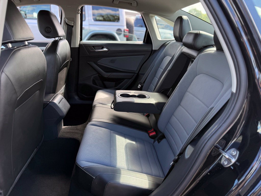 Used 2025 Volkswagen Jetta SE FWD image 12