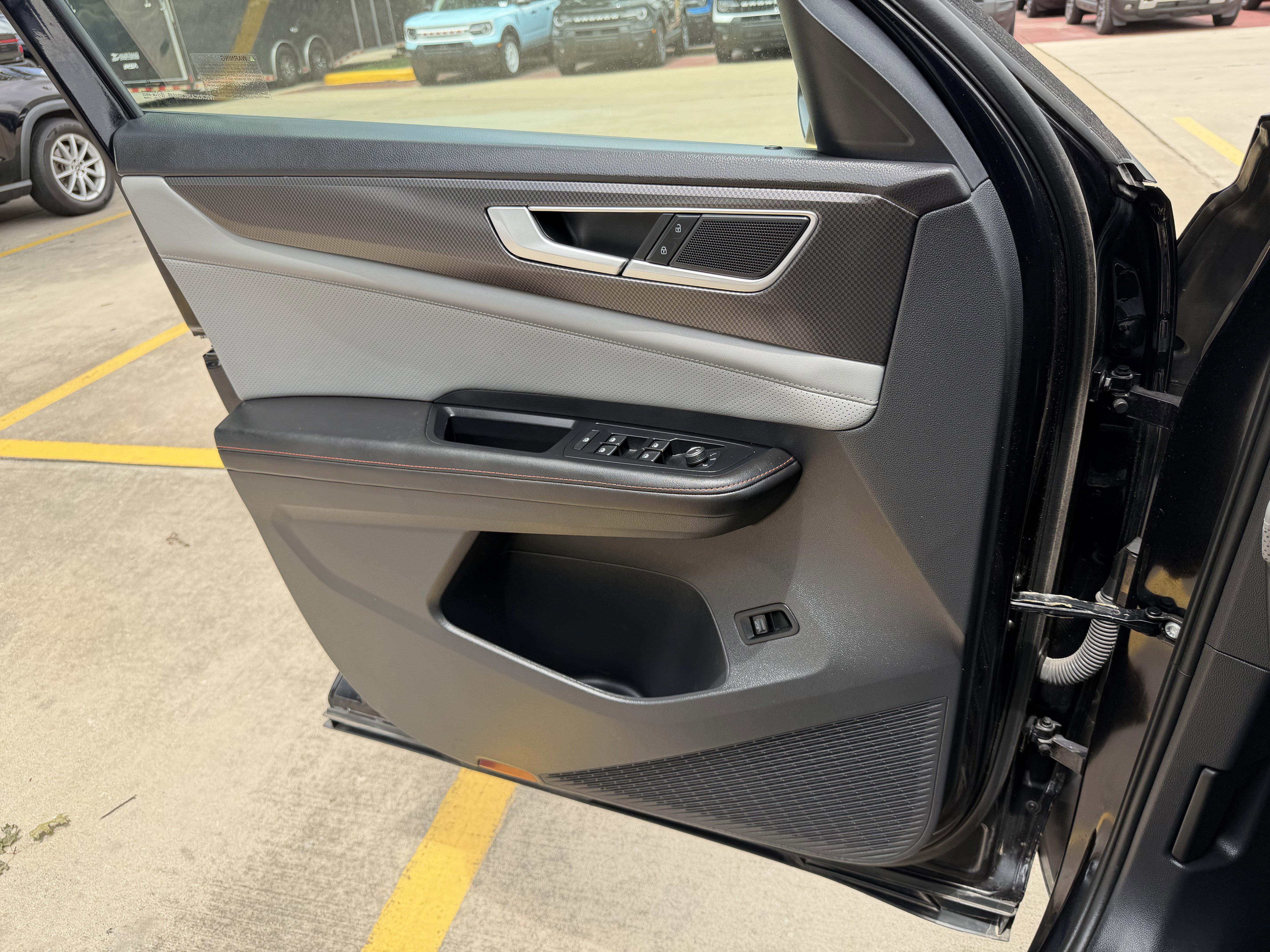 Used 2024 Volkswagen Atlas Peak Edition SE AWD/4WD image 23