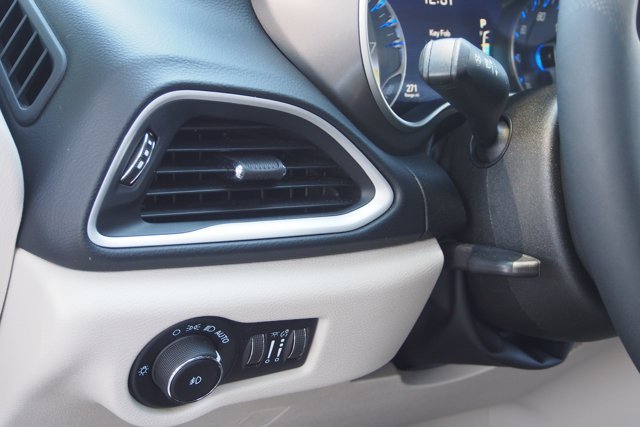 Used 2022 Chrysler Pacifica Touring-L FWD image 22