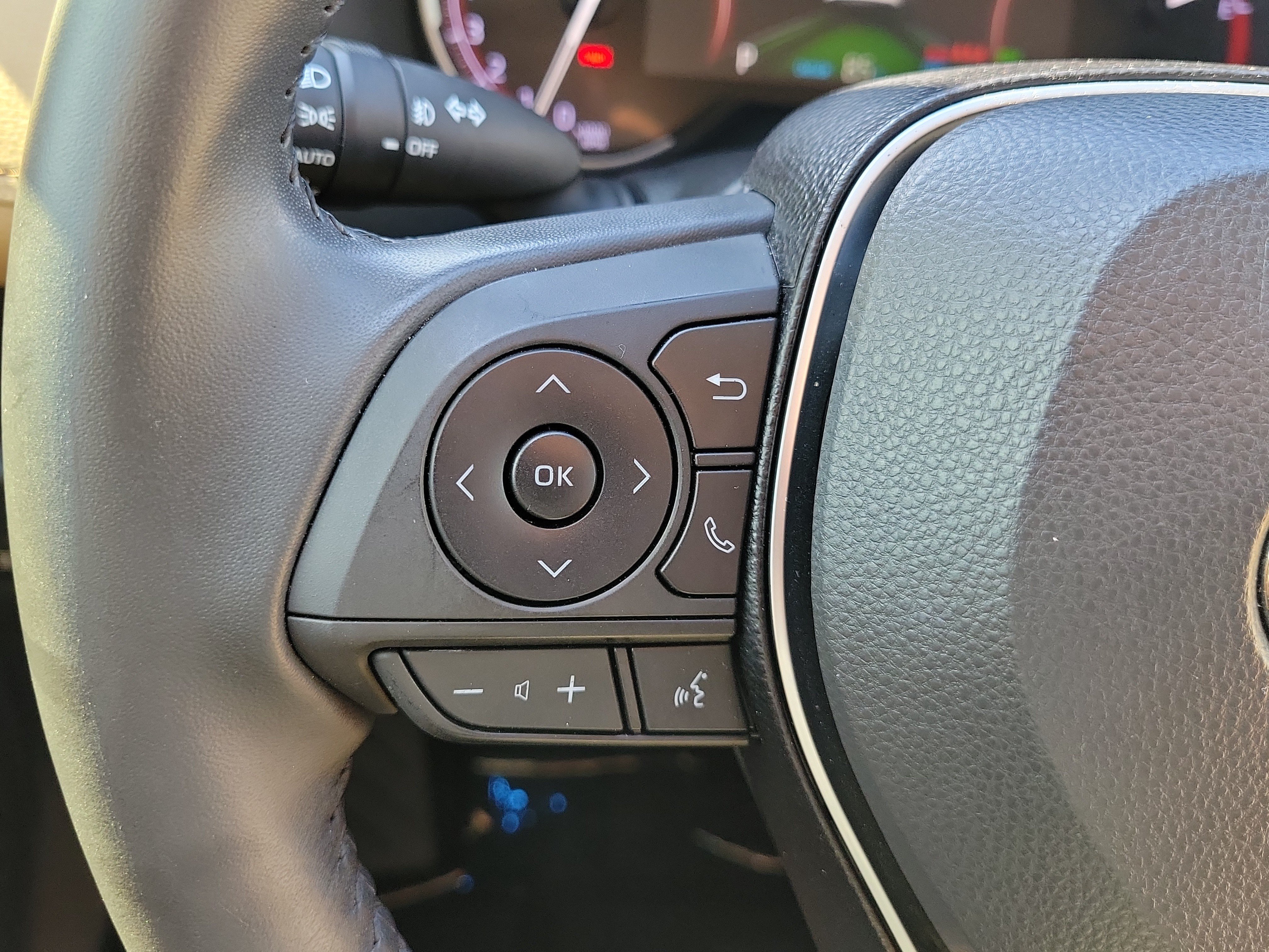 Used 2019 Toyota RAV4 Limited w/ Advanced Technology Package FWD image 25