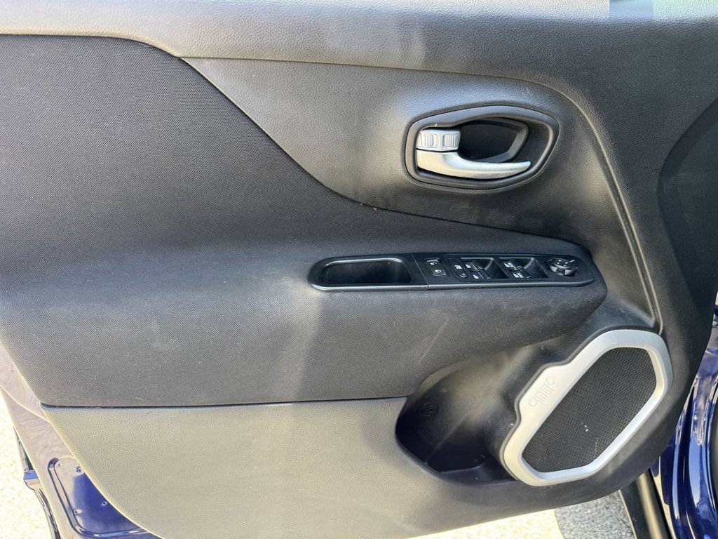 Used 2019 Jeep Renegade Latitude AWD/4WD image 15