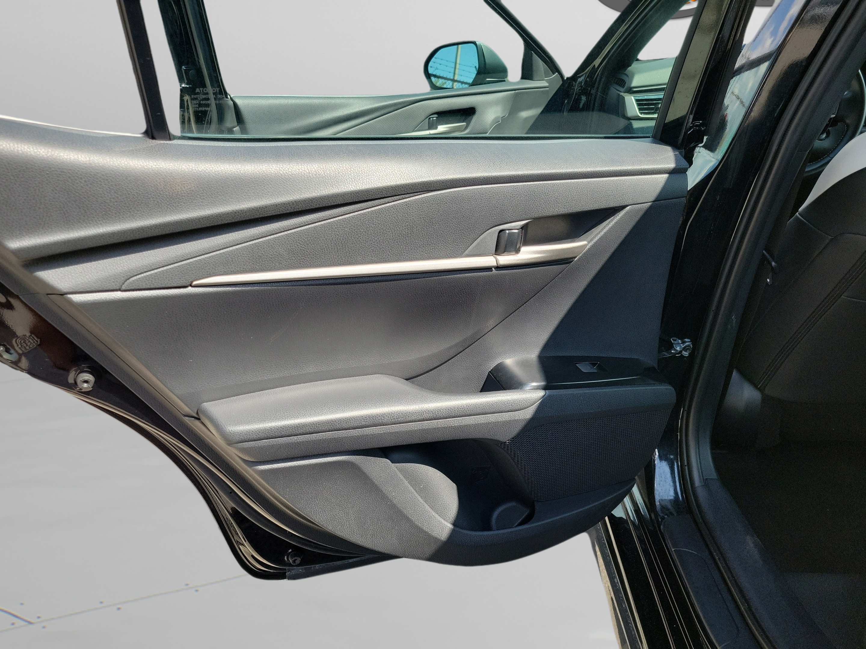 Used 2025 Toyota Camry SE FWD image 11