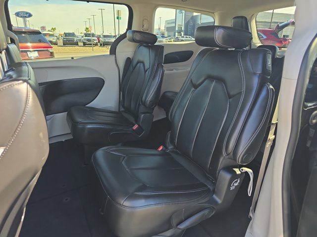 Used 2023 Chrysler Pacifica Touring-L image 7