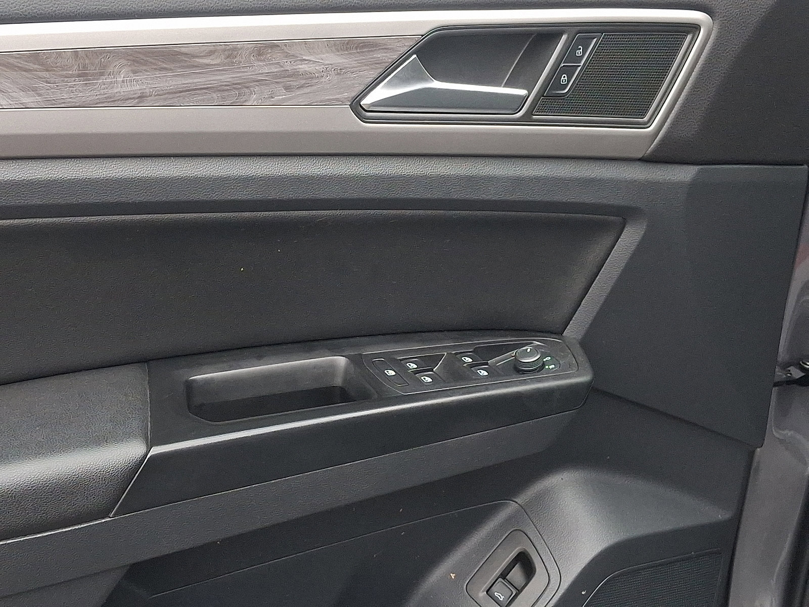 Used 2020 Volkswagen Atlas Cross Sport SE image 12