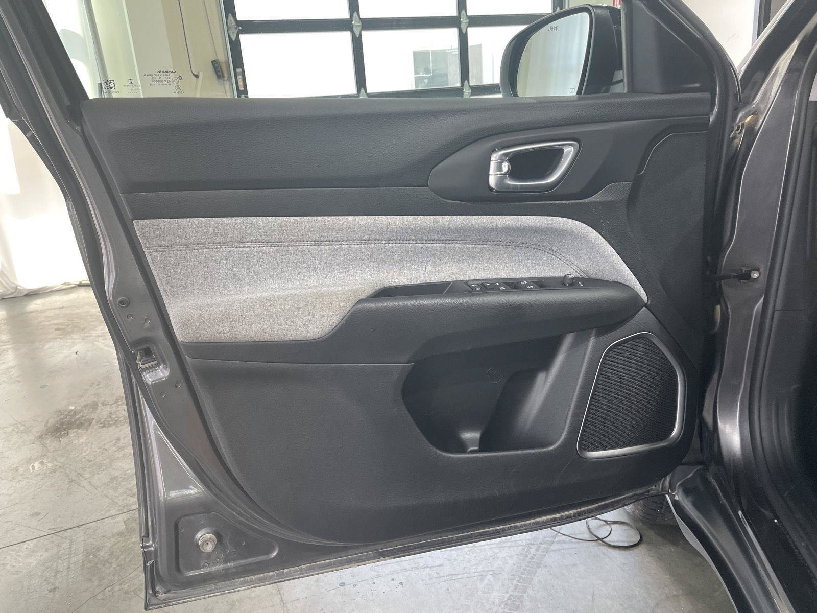 Used 2022 Jeep Compass Latitude AWD/4WD image 17