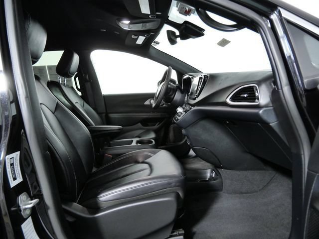 Used 2025 Chrysler Pacifica Select FWD image 10