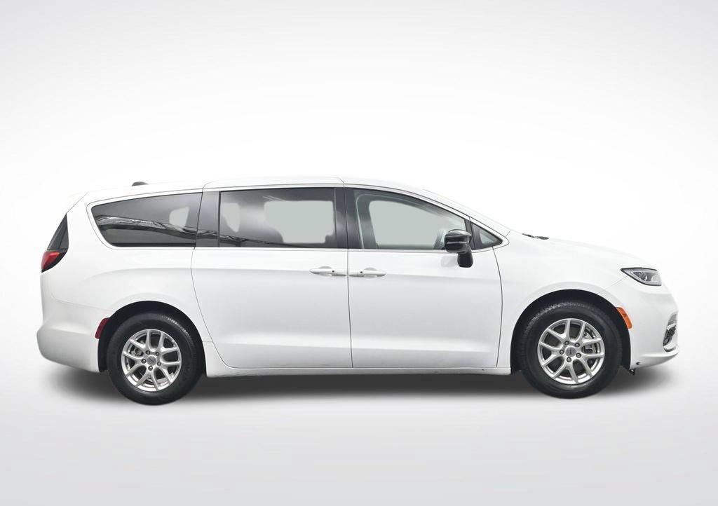 Used 2024 Chrysler Pacifica Touring-L FWD image 4