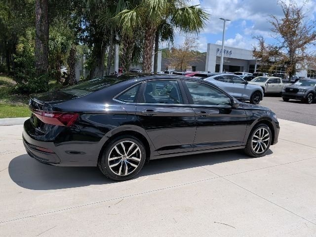Used 2025 Volkswagen Jetta SE FWD image 5