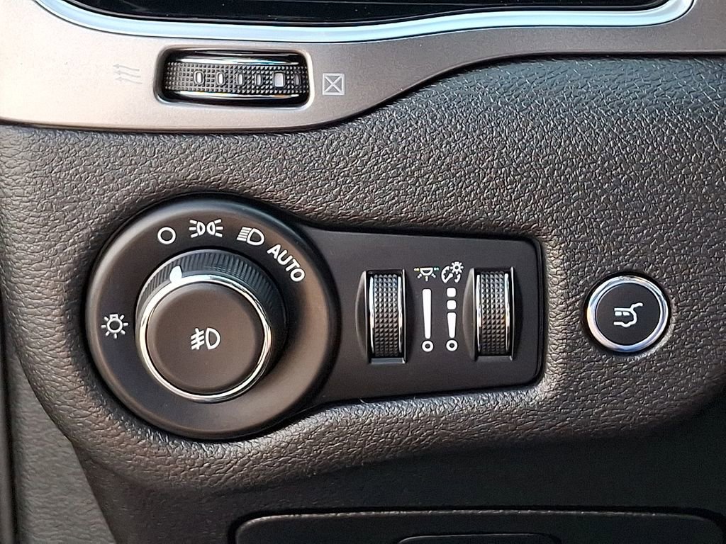 Used 2019 Jeep Cherokee Limited AWD/4WD image 22