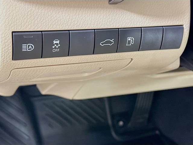 Used 2018 Toyota Camry L image 11