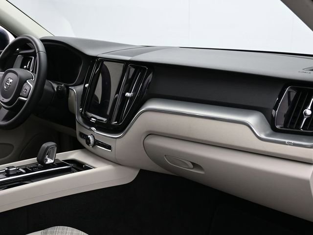 Used 2022 Volvo XC60 B5 Momentum image 29